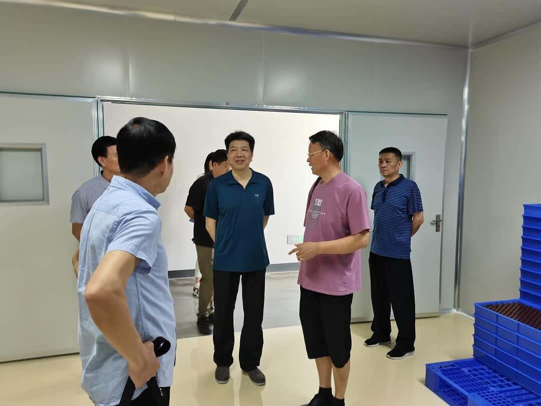 华中农业大学国家微生物研究中心主任梁运祥教授、李友
